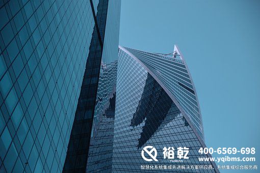 莫斯科市_ 俄罗斯_ 商业_ 多层建筑_ 深蓝色的天空_ 窗口_ 蓝天_ 天空.jpg